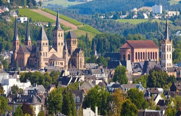 Tier Orta çağ kasabaları, kale kalıntıları ve pitoresk üzüm bağları ile Almanya'nın en eski şehirlerindendir.