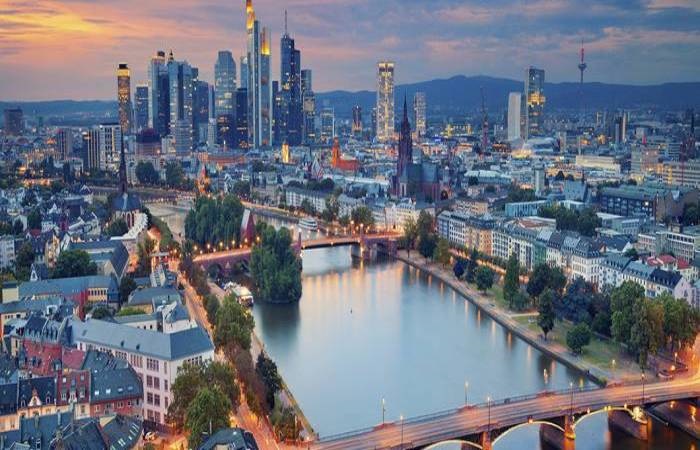 Frankfurt, geleneksel ve büyüleyici şehirlerden biridir.