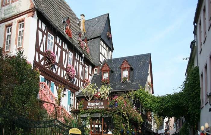 Rüdesheim; Ren Vadisi'nde şarap yapımı ile ün salmış en güzel kasabalardan biridir.