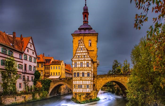 Bamberg, Regnitz ve Main nehirlerinin buluştuğu 7 tepenin üzerinde yer alan bir kasabadır.
